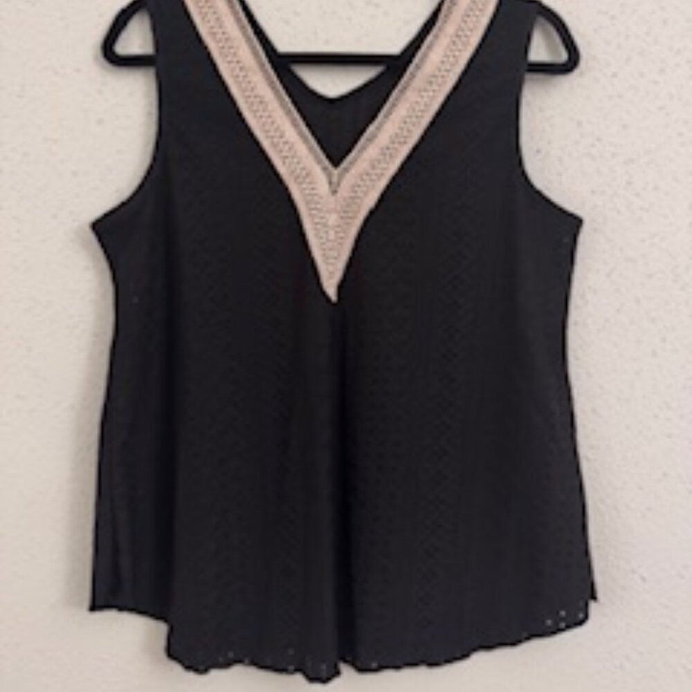 Top Sin Mangas con Encaje y Cuello en V (Sleeveless V-Neck Lace Trim Top)